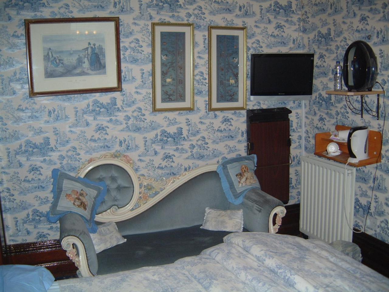 Manor House B And B Ларн Екстериор снимка