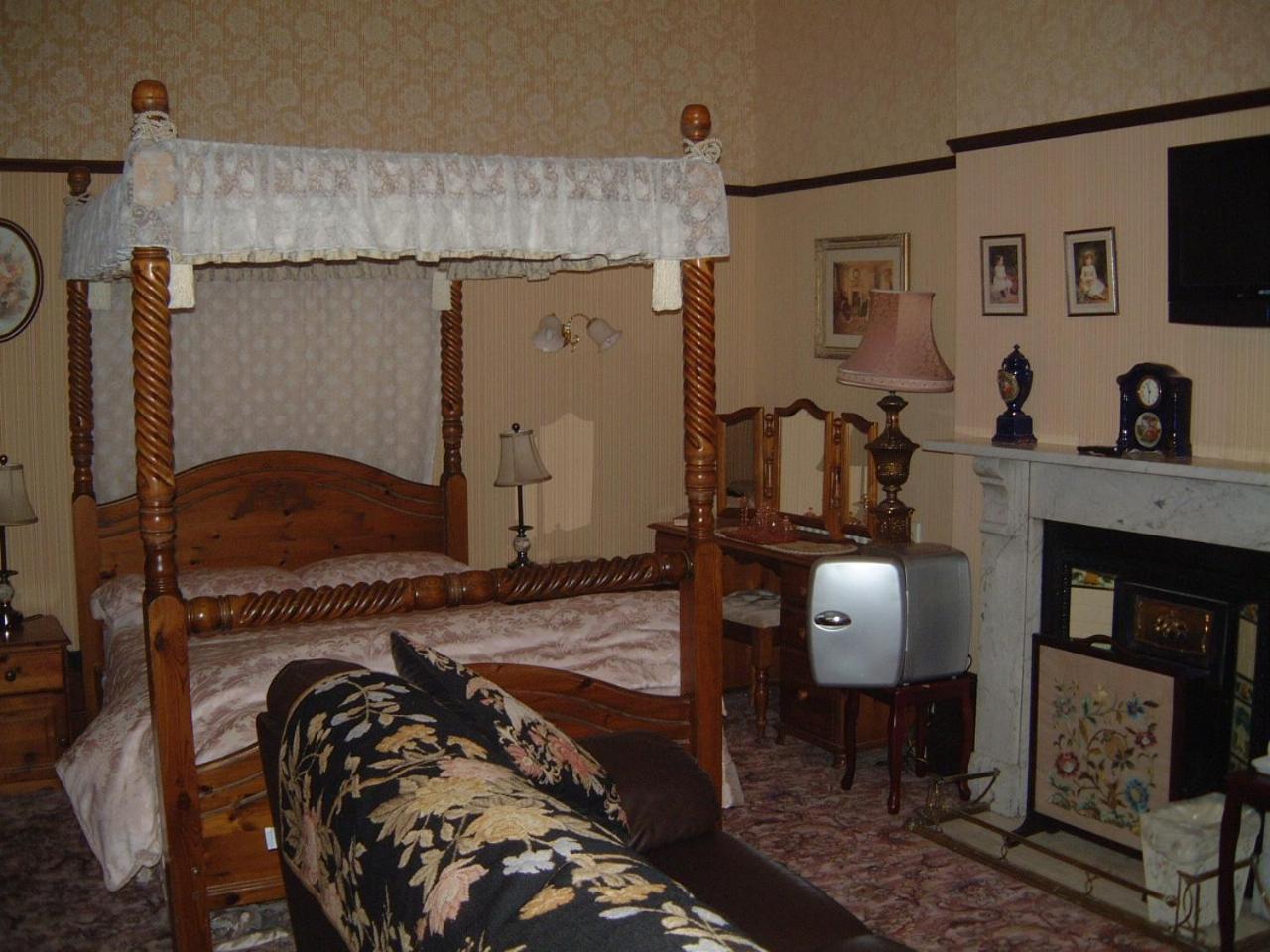 Manor House B And B Ларн Екстериор снимка